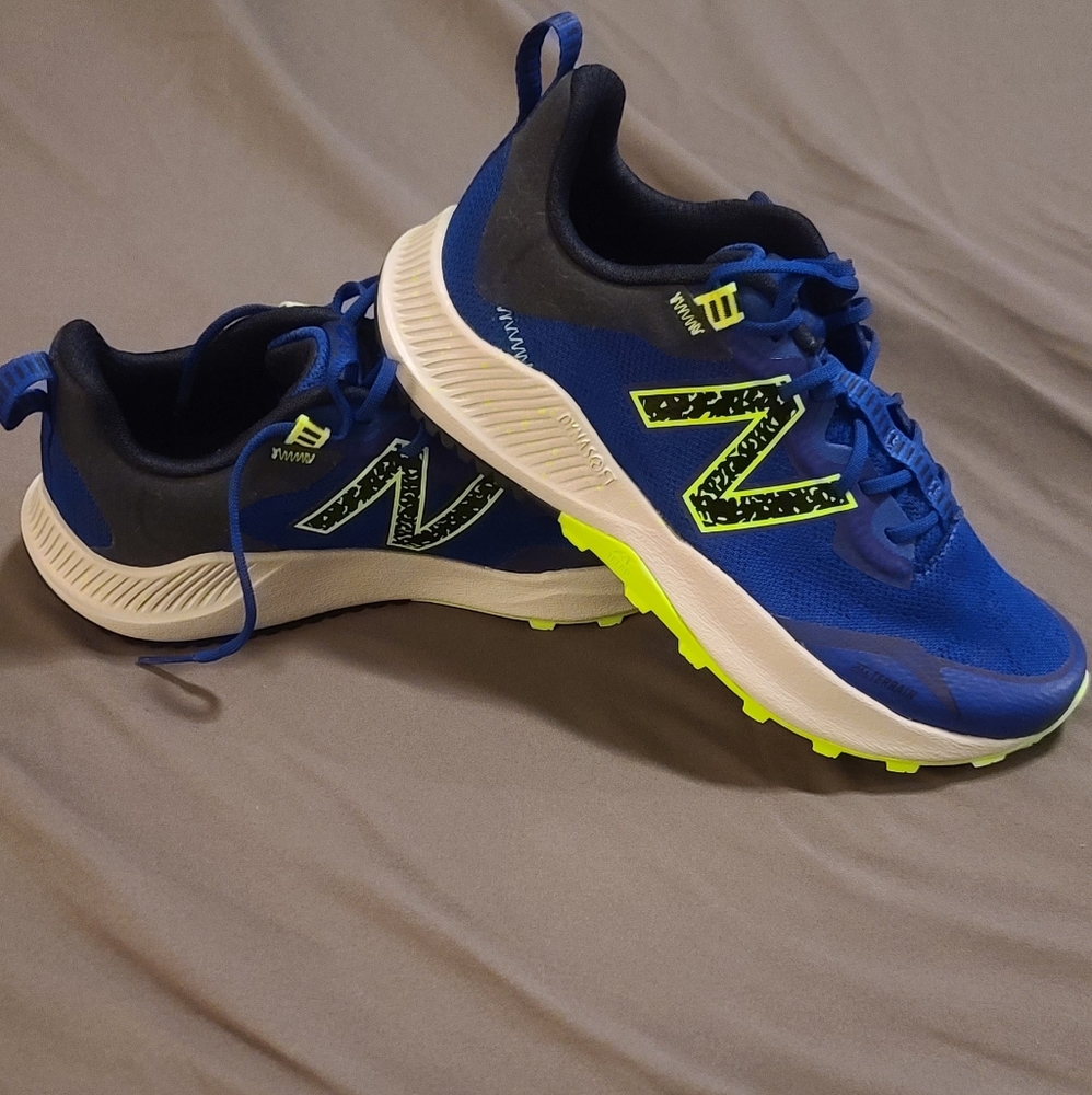 New balance tennis shoes